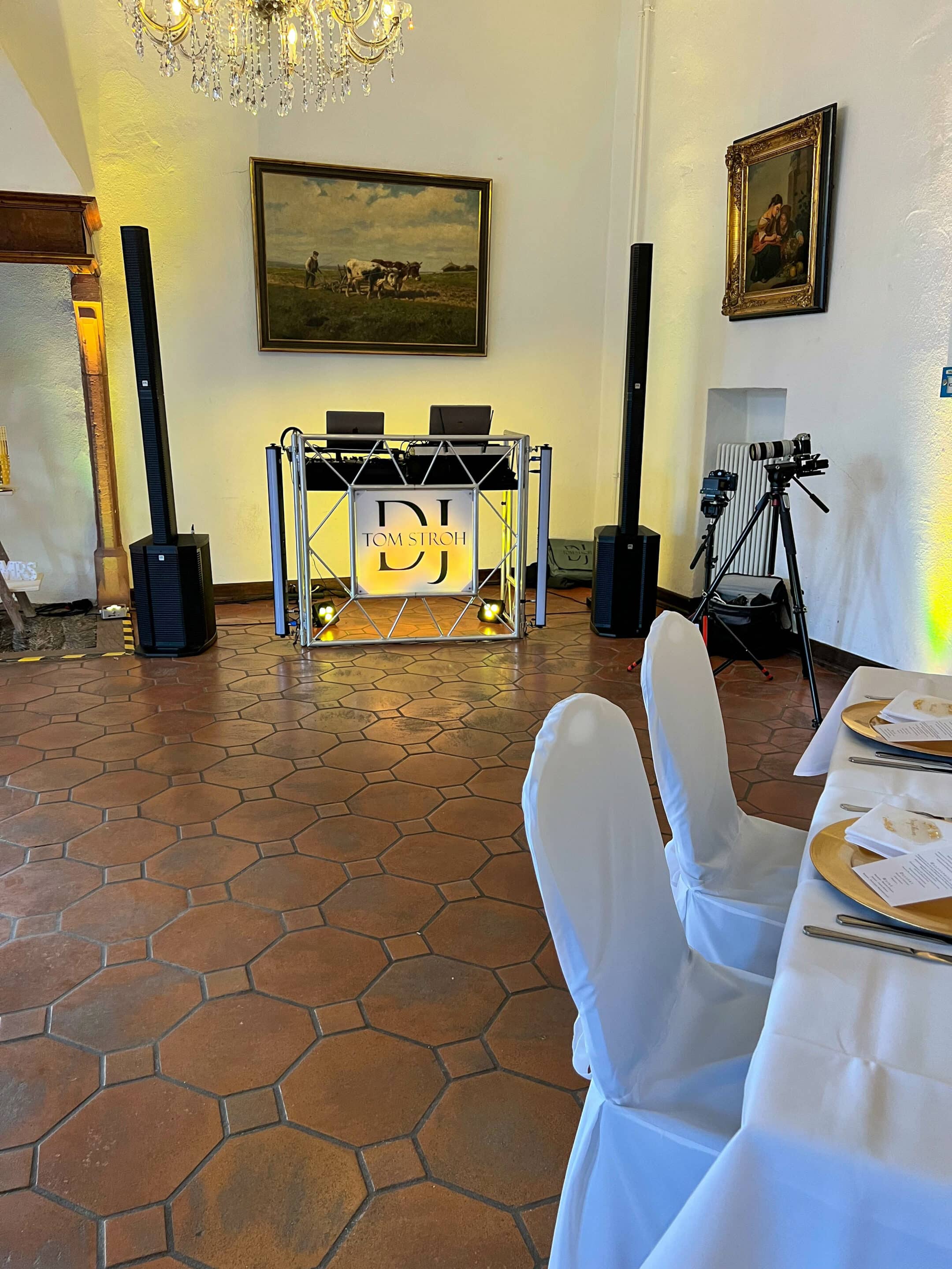 DJ Tom Stroh mit professionellem Equipment bei einer Hochzeit auf Burg Konradsheim – Sound- und Lichttechnik für unvergessliche Feiern