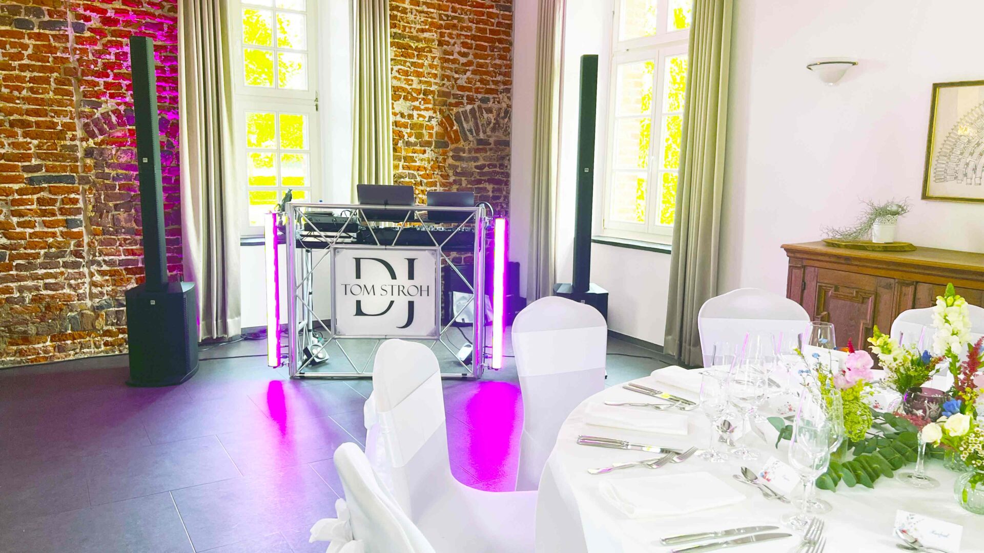 DJ Tom Stroh als Hochzeits- und Geburtstags-DJ in Jülich – DJ-Setup mit Lichttechnik bei einer Hochzeit