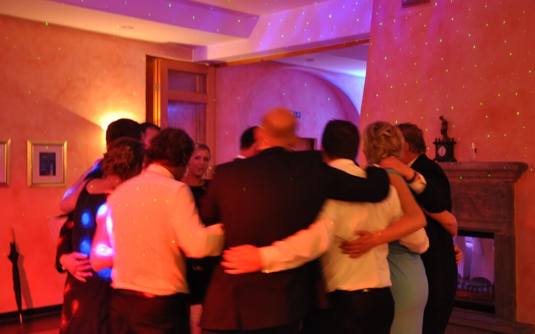 Neulich nach einer Hochzeit – ins Auto gesetzt und einfach kurz innegehalten. Nicht weil ich müde war, sondern weil der Abend so gut lief.

Wenn man sieht, dass auch die Gäste tanzen, die eigentlich nie tanzen – dann hat man alles richtig gemacht.

Seit 2008 mache ich das. Und solche Abende sind der Grund dafür.

#Hochzeit #HochzeitsDJ #WeddingDJ #HochzeitNRW #DJJülich #DJAachen #DJKöln #Brautpaar #Heirat2026

Buchungen unter:
djtomstroh.de