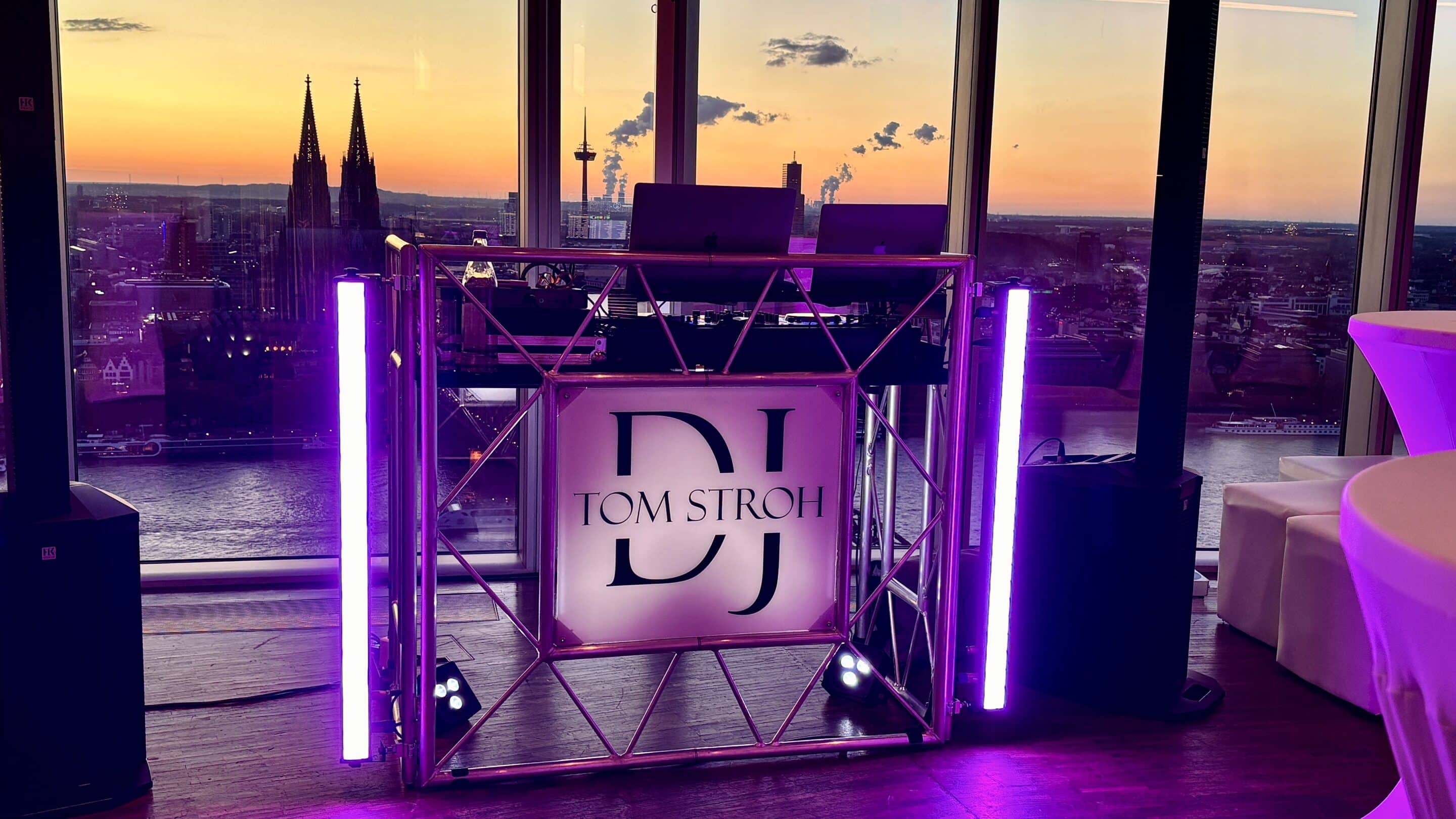 DJ Tom Stroh – professionelles DJ-Setup mit Kölner Dom im Hintergrund