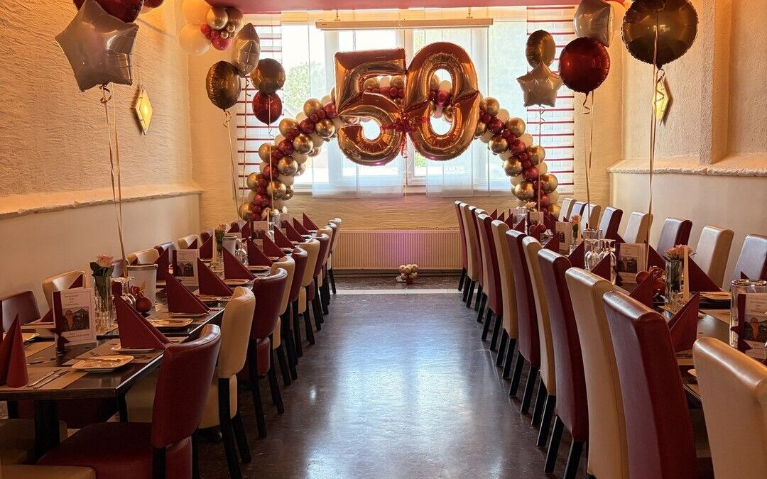 Runde Geburtstage sind unterschätzt.

Bei einer Hochzeit weiß ich vorher ungefähr, was kommt. Bei einem Fünfzigsten kann alles passieren. Da sitzen Schulfreunde, Kollegen und die Familie am selben Tisch, und jeder bringt eine andere Musik im Kopf mit.

Genau das mag ich daran. Man muss den Abend wirklich lesen.

#Geburtstag #DJGeburtstag #EventDJ #DJDüren

Buchungen unter:
https://djtomstroh.djcockpit.de/anfrage